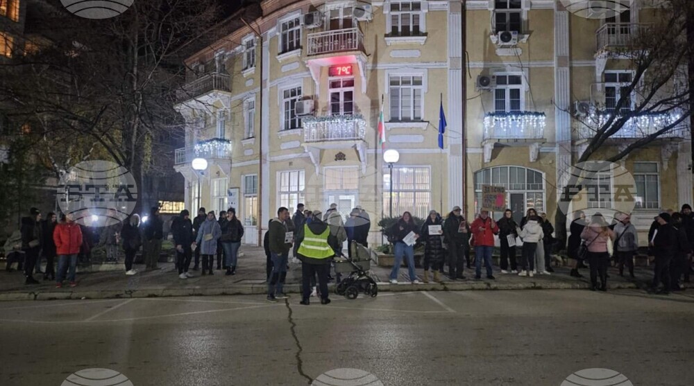 Жители на Силистра протестират пред сградата на Областната администрация в Силистра
