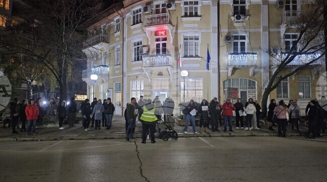 Жители на Силистра протестират пред сградата на Областната администрация в Силистра