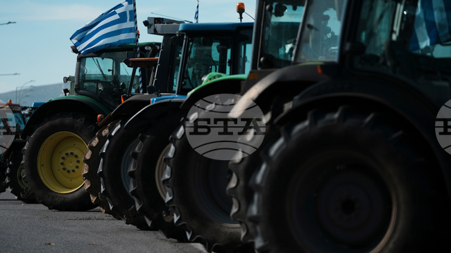 Протестиращите гръцки фермери продължават с пътните блокади след коледното прекъсване
