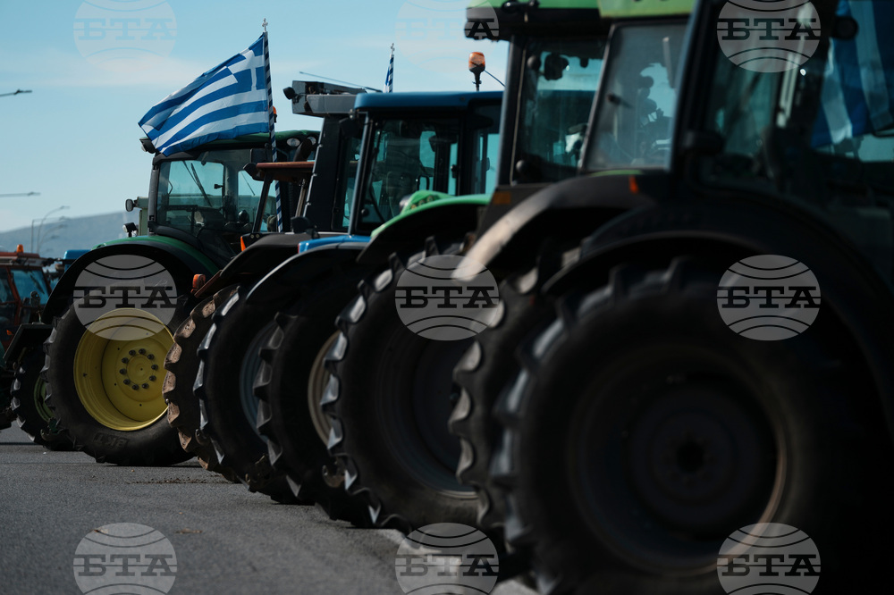 Протестиращите гръцки фермери продължават с пътните блокади след коледното прекъсване; правителството ги прикани към диалог