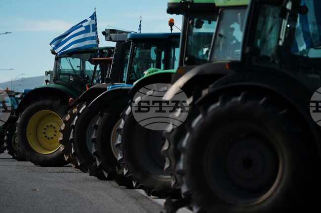 Протестиращите гръцки фермери продължават с пътните блокади след коледното прекъсване