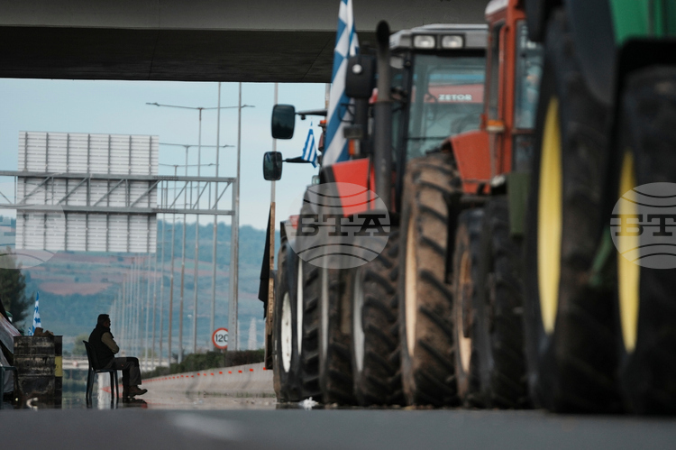 Hardline Protesting Farmers Vote to Meet Prime Minister, Plans for Athens Tractor Rally on Hold