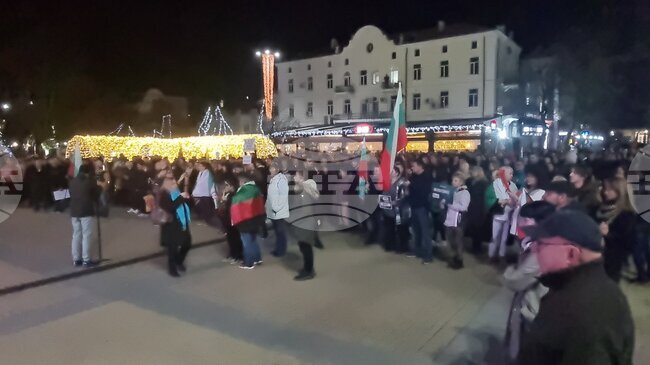 На централния площад "Свобода" в Хасково започна митингът, заявен като мирен граждански протест