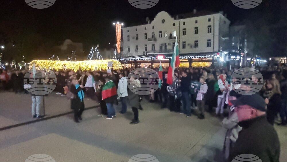 На централния площад "Свобода" в Хасково започна митингът, заявен като мирен граждански протест