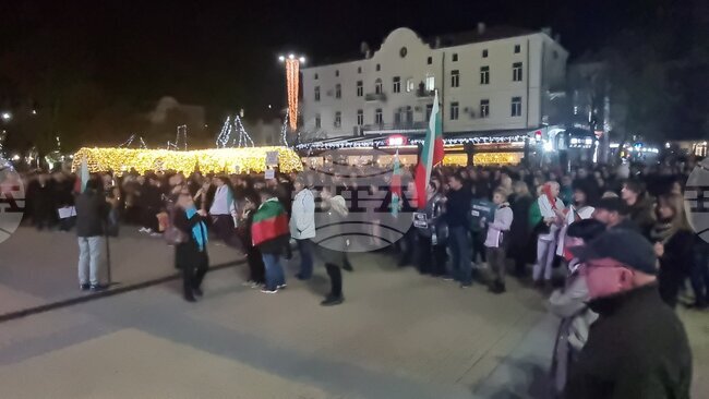 На централния площад "Свобода" в Хасково започна митингът, заявен като мирен граждански протест