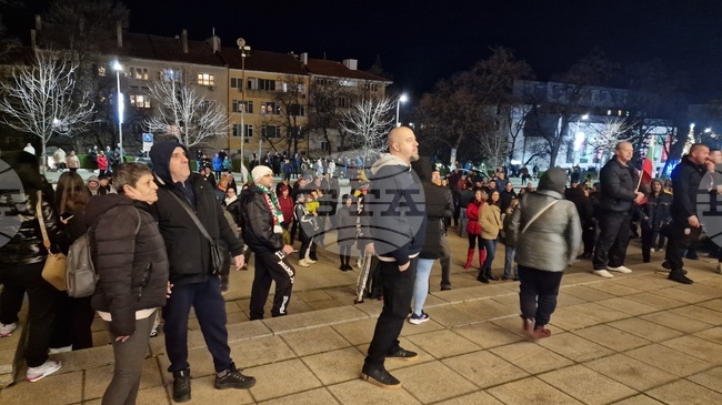 Граждани се събраха пред сградата на Община Шумен с искане за оставка на правителството