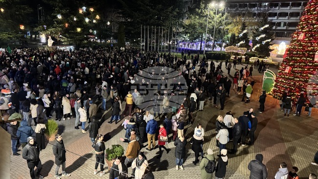 Граждани се събраха на централния площад в Казанлък на мирен протест с искане за оставка на правителството