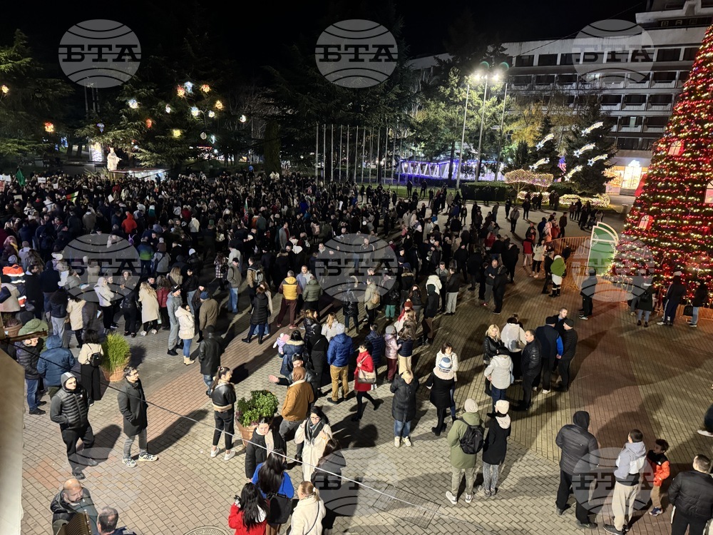 Граждани се събраха на централния площад в Казанлък на мирен протест с искане за оставка на правителството