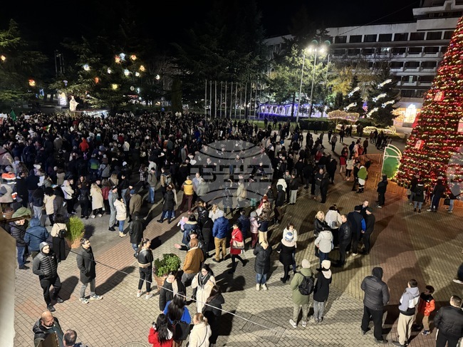 Граждани се събраха на централния площад в Казанлък на мирен протест с искане за оставка на правителството