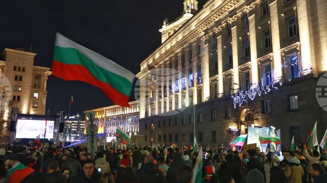 Трябва да си върнем държавата, заяви председателят на „Демократи за силна България“ Атанас Атанасов пред протестиращите в столицата