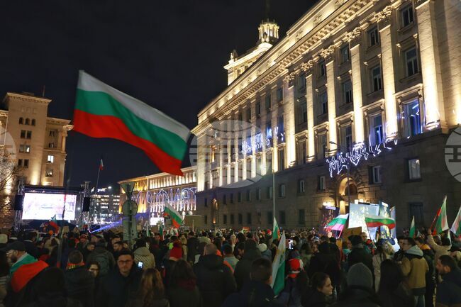 Множество граждани изпълниха "Триъгълника на властта" за протест под наслов "Оставка! Вън Пеевски и Борисов от властта!" 
