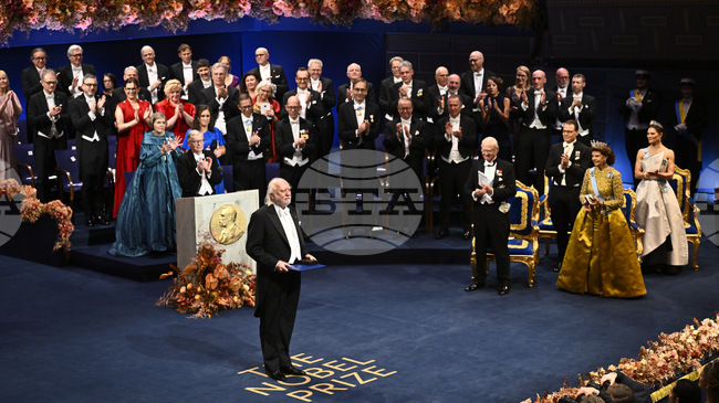 Кралят на Швеция връчи Нобеловите медали и дипломи в Стокхолм