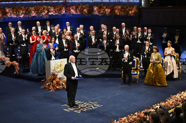 Кралят на Швеция връчи Нобеловите медали и дипломи в Стокхолм