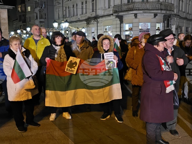 Граждани се събраха на централния площад „Бдинци“ във Видин с искания за оставка на правителството