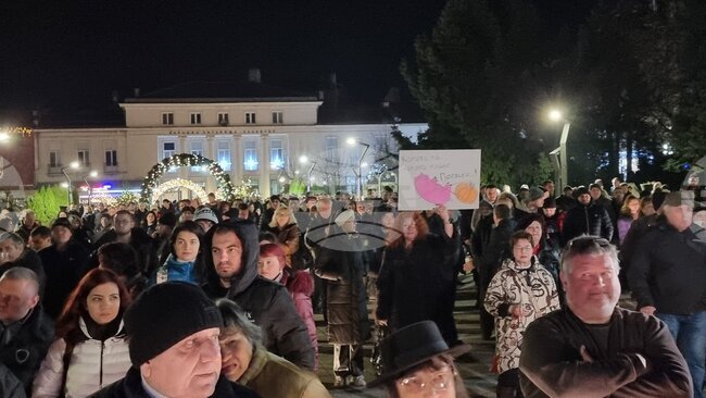 Пореден протест на недоволни от управлението на държавата граждани започна във Враца