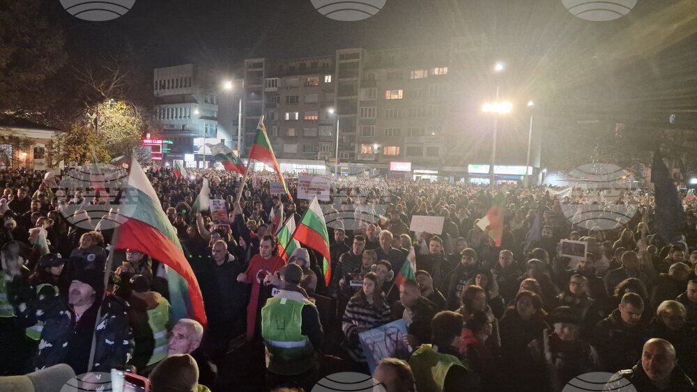 За оставка на правителството и политики за хората настояват протестиращи граждани в Пловдив