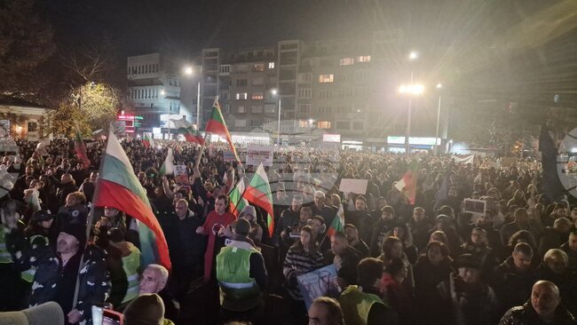 За оставка на правителството и политики за хората настояват протестиращи граждани в Пловдив