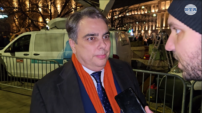 Силно се надяваме партиите в управлението да чуят хората днес от протеста, каза Асен Василев