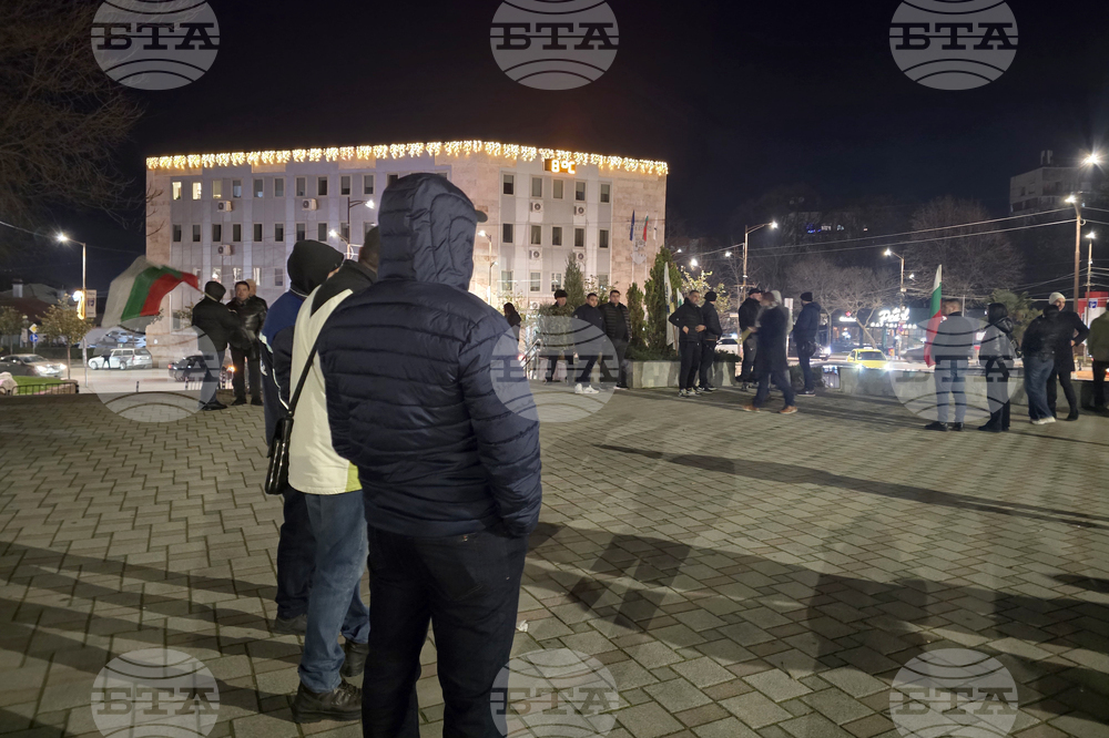 Петрич - протест пред сградата на Община Петрич