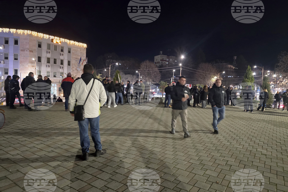 Петрич - протест пред сградата на Община Петрич