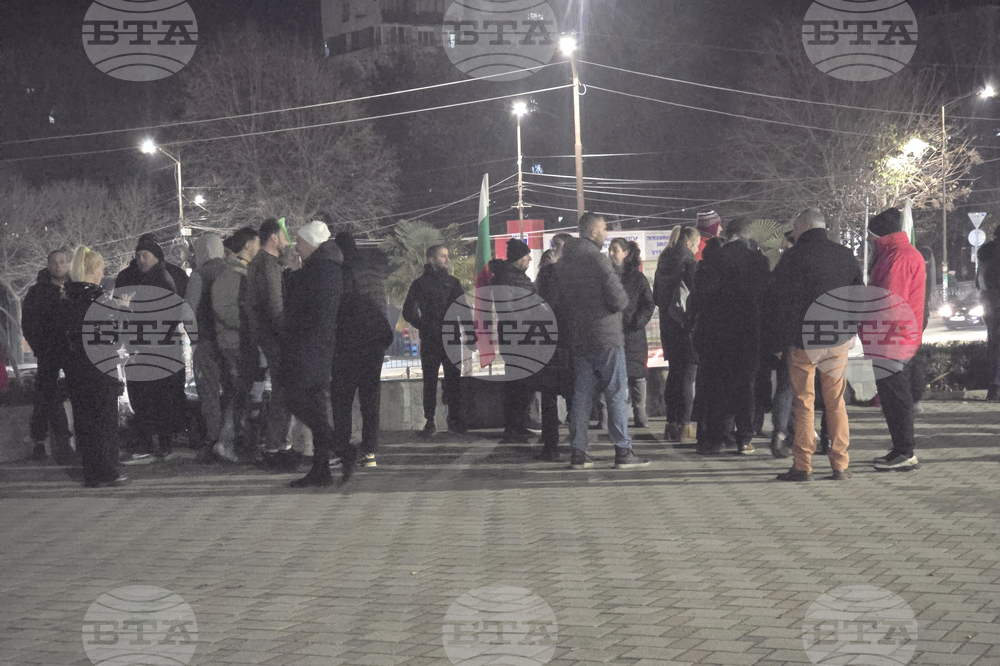Петрич - протест пред сградата на Община Петрич