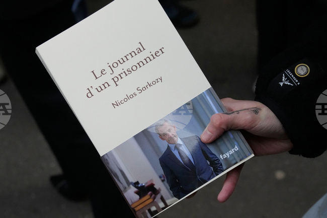 Близо сто хиляди екземпляра от книгата на Саркози са продадени за няколко дни, съобщи издателството на творбата