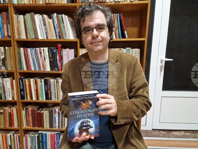 Фентъзи жанрът може да поставя сериозни морални въпроси, актуални и в нашия свят, каза писателят Никола Чалъков във Велико Търново