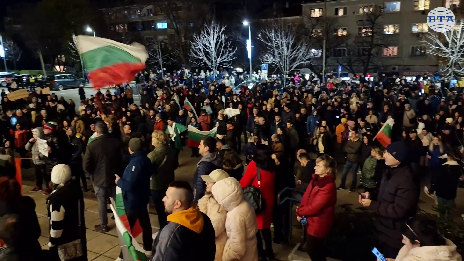 Граждани се събраха пред сградата на Община Шумен с искане за оставка на правителството