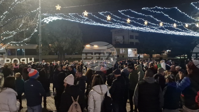 С призиви за оставка и за нормална държава премина първият антиправителствен протест в Троян