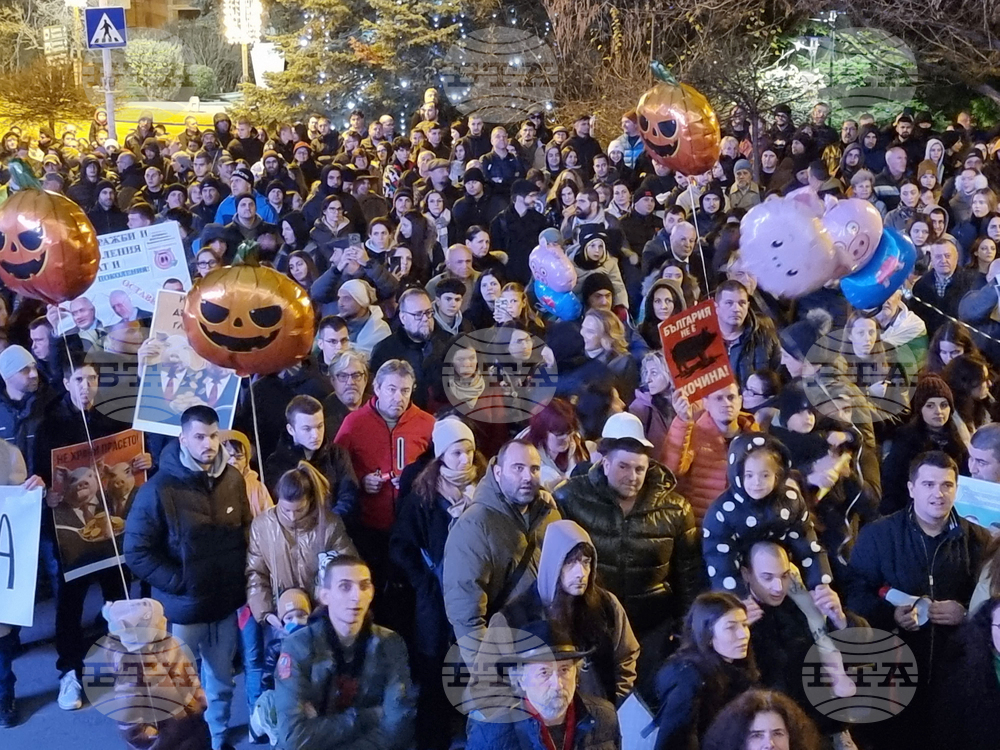 Протест с искане за оставка на правителството и с призиви „Вън Пеевски и Борисов от властта“ започна пред сградата на Община Велико Търново