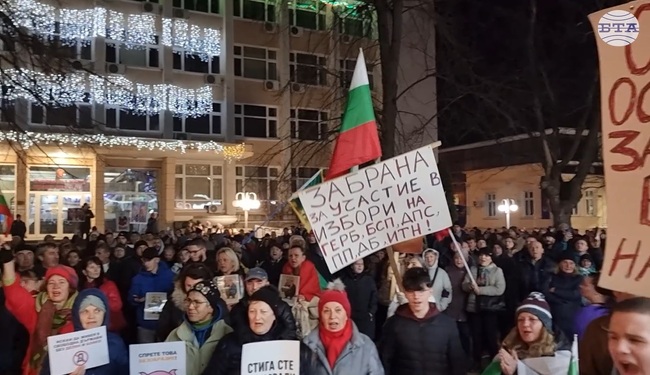 Добричлии се събраха на протест срещу правителството