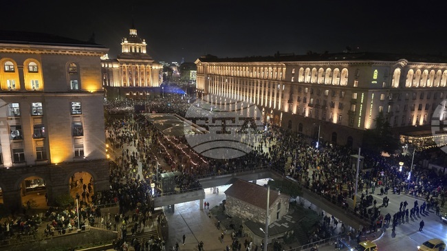 Трябва да си върнем държавата, заяви председателят на „Демократи за силна България“ Атанас Атанасов пред протестиращите в столицата