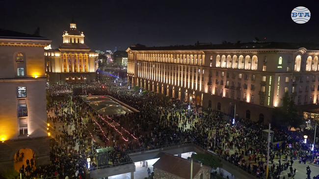 Студентското шествие се вля в протеста на пл. „Независимост“ в столицата