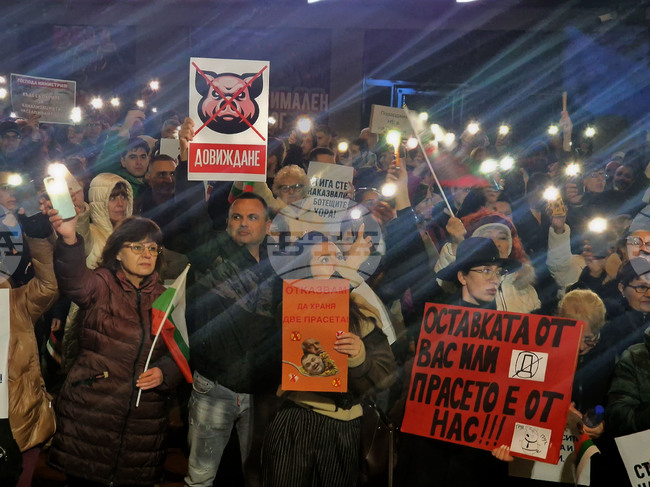 Множество граждани се събраха в центъра на Пазарджик с искане за оставка на правителството