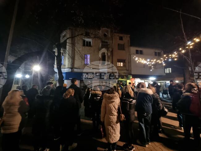 Протестът в Кюстендил с искане за оставка на правителството прерасна в шествие и приключи на Арката в центъра на града 