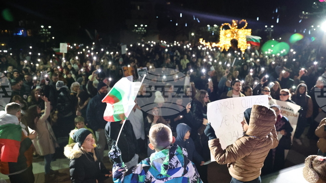 С викове "Оставка" благоевградчани протестираха на централния площад 