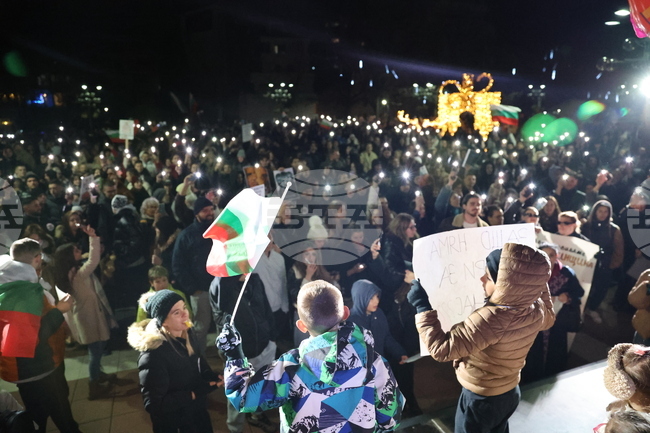 С викове "Оставка" благоевградчани протестираха на централния площад 