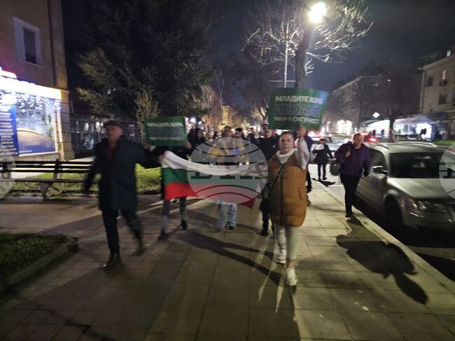 С викове „Оставка“ протестът в Кърджали премина в шествие