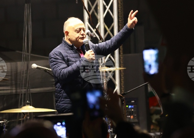 Трябва да си върнем държавата, заяви председателят на „Демократи за силна България“ Атанас Атанасов пред протестиращите в столицата