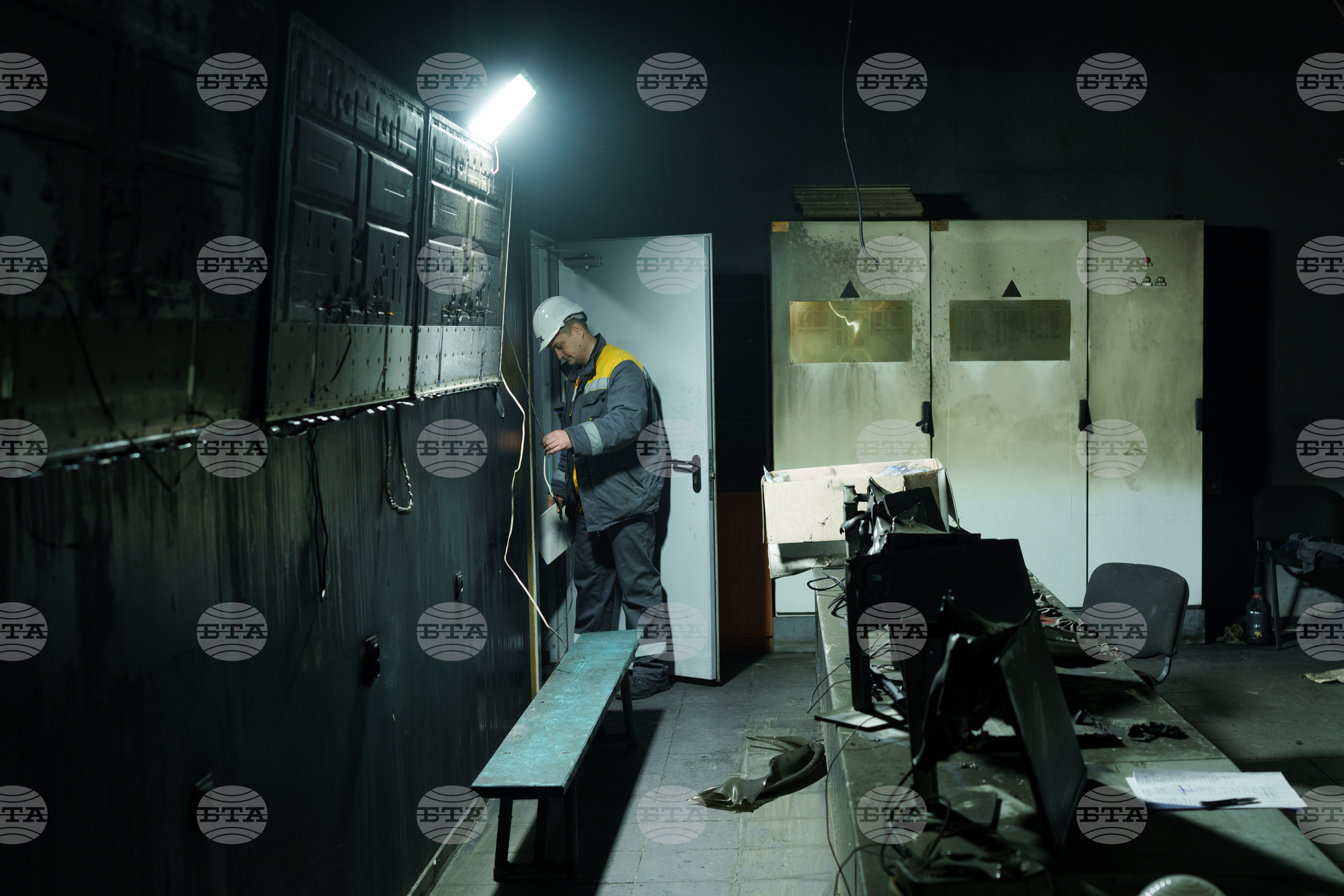 Стотици хиляди хора са без ток в Украйна след руски атаки през нощта