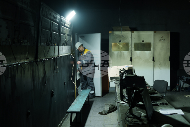 Стотици хиляди хора са без ток в Украйна след руски атаки през нощта