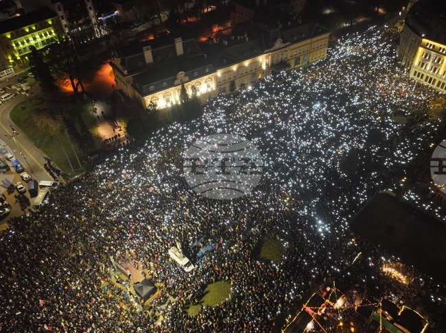 Множество граждани изпълниха "Триъгълника на властта" за протест под наслов "Оставка! Вън Пеевски и Борисов от властта!" 