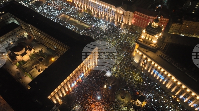 Множество българи протестираха с искане за оставка на правителството в София и в други градове на страната