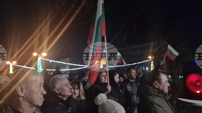 С изпяване на националния химн завърши протестът в Разград срещу модела на управление на България