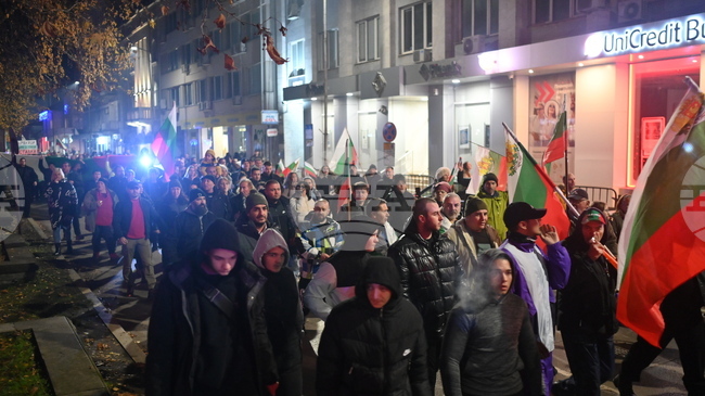 Протестиращите в Монтана направиха шествие по централните улици до Черния мост в града и се върнаха обратно на площада