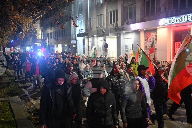 Протестиращите в Монтана направиха шествие по централните улици до Черния мост в града и се върнаха обратно на площада