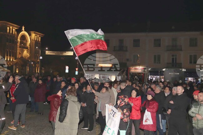 С викове „Оставка" граждани протестираха в центъра на Гоце Делчев