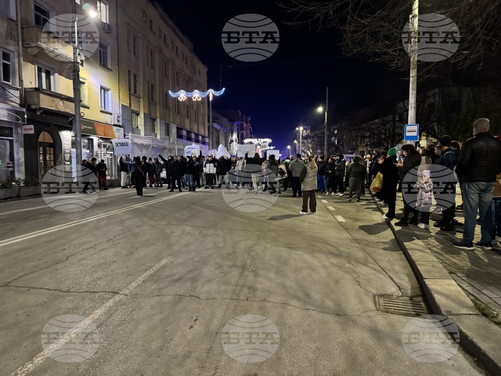 Част от протестиращите срещу правителството в Казанлък блокираха движението по централния булевард