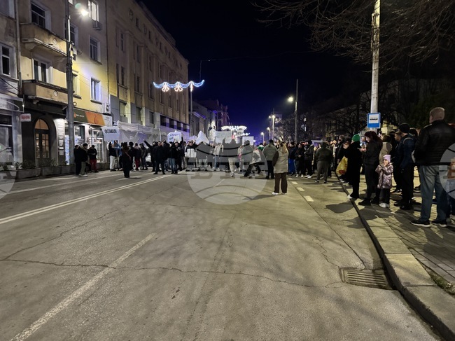 Част от протестиращите срещу правителството в Казанлък блокираха движението по централния булевард