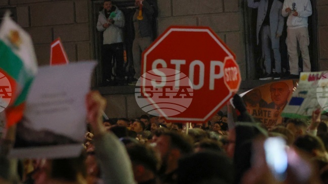 Движението на автомобили в района на "Триъгълника на властта" все още е блокирано, въпреки обявения край на протеста